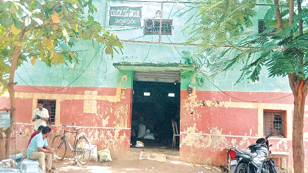Rice  ఇంకా కొన్ని డిపోలకు  బియ్యం చేరలే!