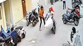 షాకింగ్ వీడియో.. ఫోన్ చోరీ చేసేందుకు ప్రయత్నించాడు.. గుండెపోటుతో చనిపోయాడు.. 