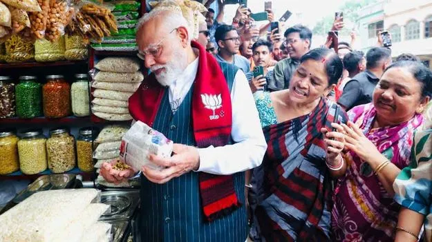 సుడిగాలి ప్రచారంలో మరమరాల మిక్చర్‌ను ఆస్వాదించిన మోదీ