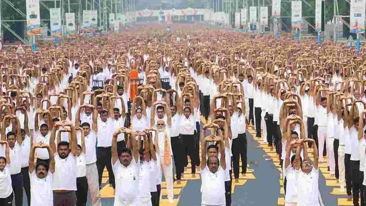 యోగా దినోత్సవంలో పాల్గొన్న ప్రధాని నరేంద్ర మోదీ..