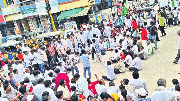 వెలిగొండ నిర్వాసితుల రాస్తారోకో 