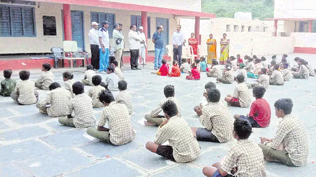 పేద విద్యార్థులకు ఆసరా