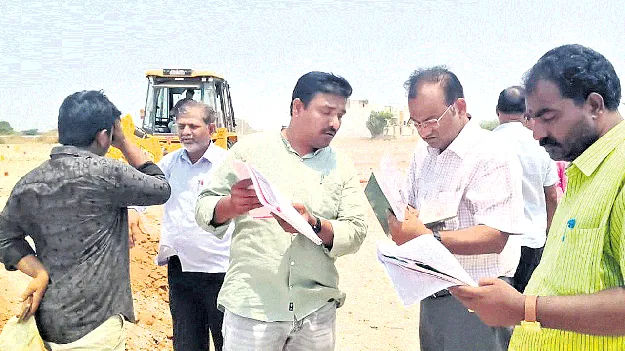 ఖాళీ స్థలం కనిపిస్తే కబ్జా