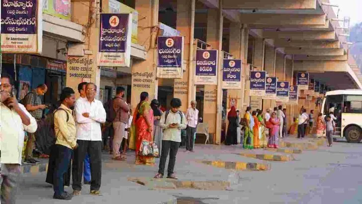 కొనసాగుతున్న ఆర్టీసీ కార్మికుల ఆందోళన.. డిపోలకే పరిమితమైన బస్సులు