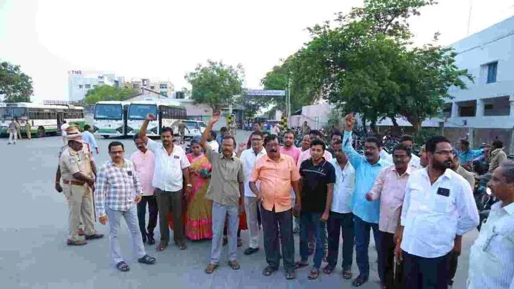 కొనసాగుతున్న ఆర్టీసీ కార్మికుల ఆందోళన.. డిపోలకే పరిమితమైన బస్సులు