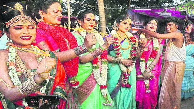 పూజారులతో తాళికట్టించుకున్న హిజ్రాలు