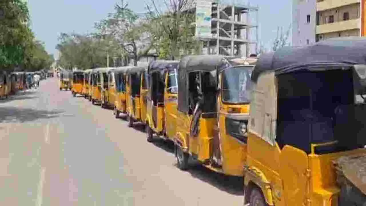 గ్యాస్‌ కొరతతో నిలిచిన ఆటోలు