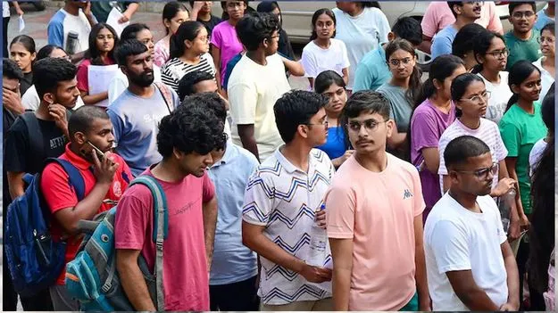 మన దేశంలో చదువుకునే విదేశీయుల్లో అత్యధికులు ఈ దేశం వారేనట..!