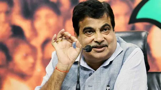 కాంట్రాక్టర్లకు నితిన్ గడ్కరీ వార్నింగ్