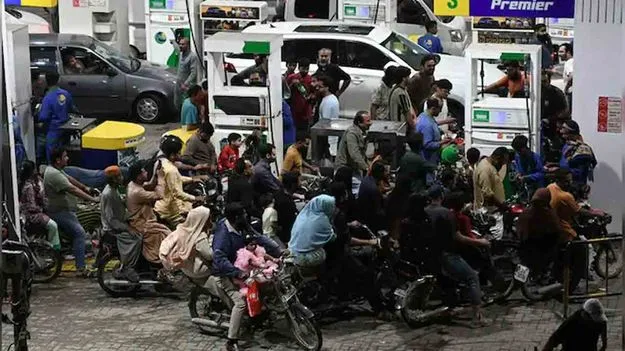 ఆయిల్ సంక్షోభం.. పెట్రోల్, డీజిల్ ధరలు భారీగా పెంచేసిన ప్రభుత్వం