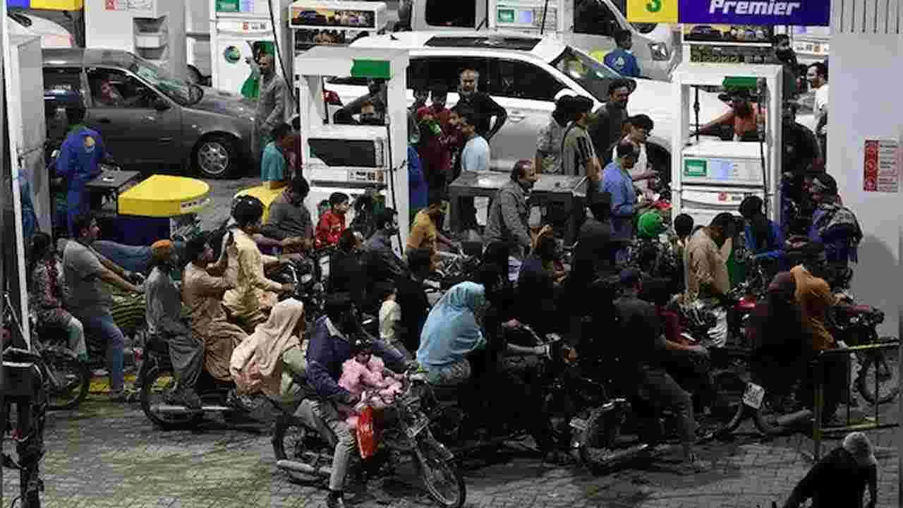 ఆయిల్ సంక్షోభం.. పెట్రోల్, డీజిల్ ధరలు భారీగా పెంచేసిన ప్రభుత్వం