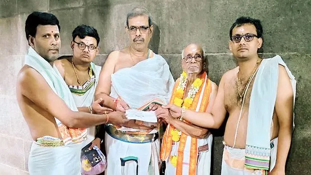 ఆలయాభివృద్ధికి రూ.లక్ష విరాళం 