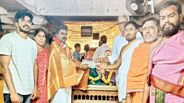  ఆలయానికి విరాళం