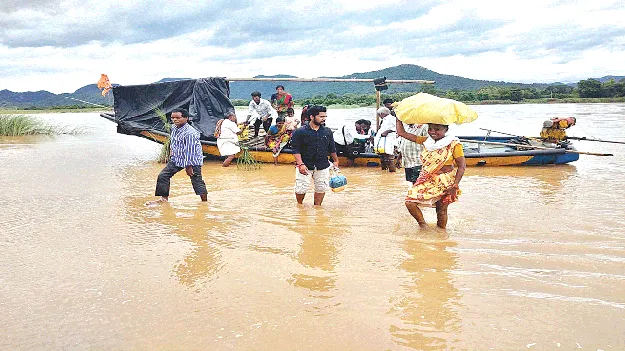 Boat Journey ప్రమాదమైనా .. తప్పని పడవ ప్రయాణం