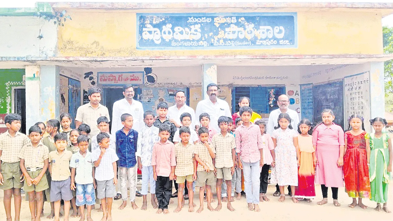 ప్రైవేటును వీడి ప్రభుత్వ బడికి..