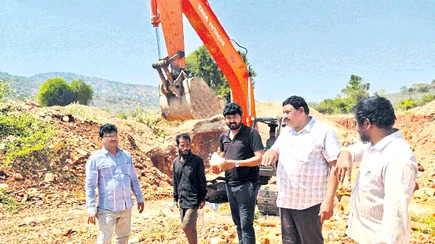 అక్రమ క్వారీయింగ్‌పై  మైనింగ్‌ అధికారుల దాడి