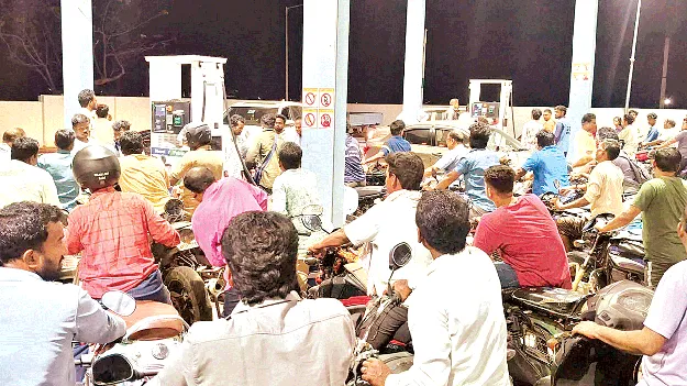 Queues Outside Banks బంకుల ఎదుట బారులు 