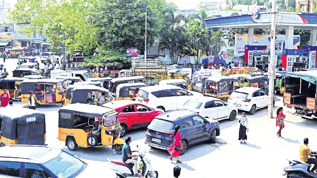 బారులు.. రద్దీ