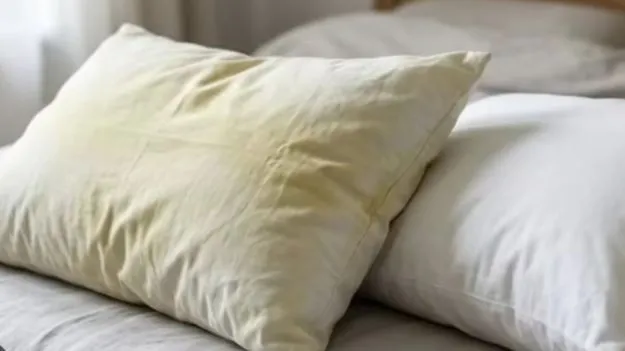 దిండుపై నూనె మరకలు పోవట్లేదా? ఈ చిట్కాలు ట్రై చేయండి!