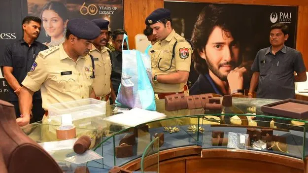 పీఎంజే జ్యువెలరీ చోరీ.. పోలీసుల అదుపులో నిందితులు