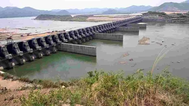 పోలవరం కాల్వగట్టుపై తనిఖీలు
