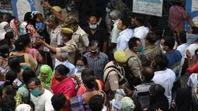 ఈవీఎంలో లోపం కారణంగా ఉద్రిక్తతలు.. ఇద్దరిని అదుపులోకి తీసుకున్న సీఆర్పీఎఫ్