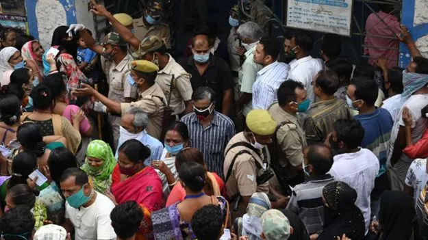 ఈవీఎంలో లోపం కారణంగా ఉద్రిక్తతలు.. ఇద్దరిని అదుపులోకి తీసుకున్న సీఆర్పీఎఫ్