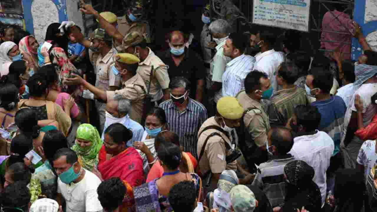 ఈవీఎంలో లోపం కారణంగా ఉద్రిక్తతలు.. ఇద్దరిని అదుపులోకి తీసుకున్న సీఆర్పీఎఫ్