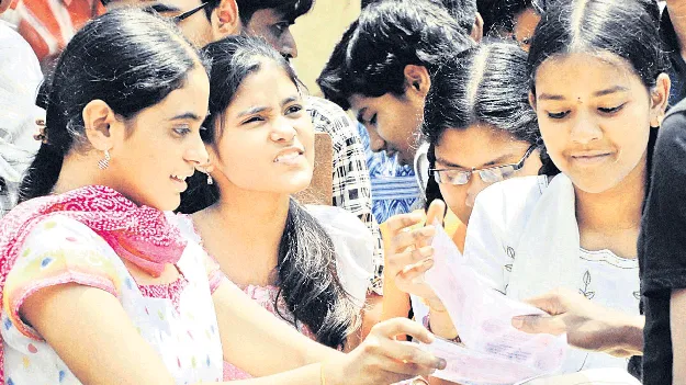 పాలిసెట్‌లో మెరిశారు