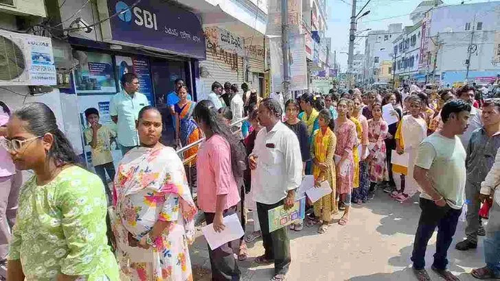 పాలిసెట్‌ పరీక్ష.. హాజరైన అభ్యర్థులు