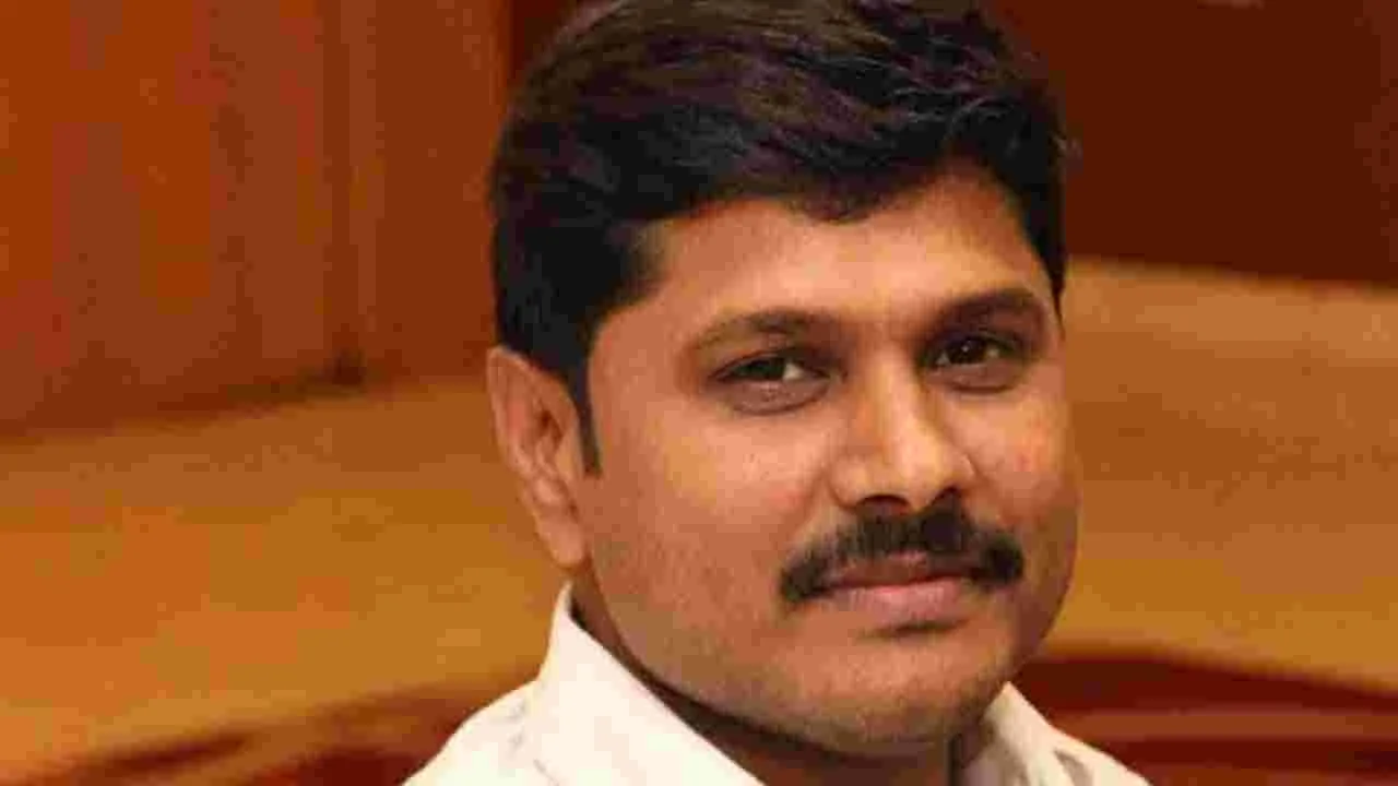 బెంగళూరులో శ్రీహరిని అదుపులోకి తీసుకున్న పోలీసులు