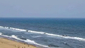 పూరీ దగ్గర సముద్రంలో చిక్కుకున్న మరో బోటు.. 