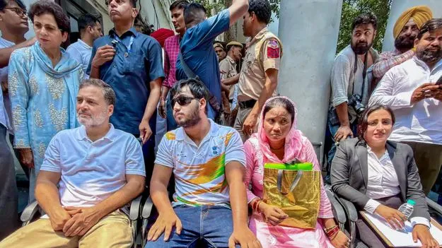 పెల్లెట్ గన్స్ ఘటనపై కేసు.. ప్రియాంకతో కలిసి రాహుల్ ధర్నా