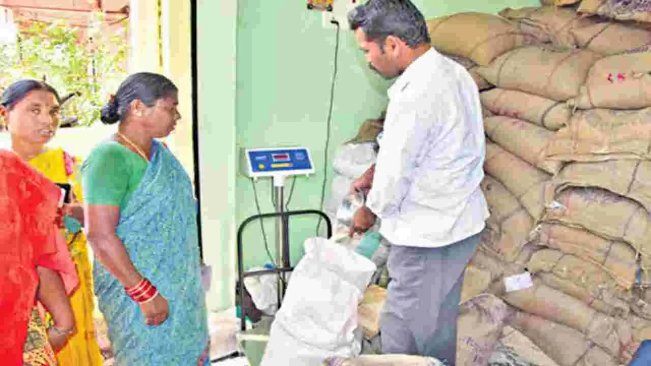 తెలంగాణలో రేషన్ పంపిణీ వేగవంతం