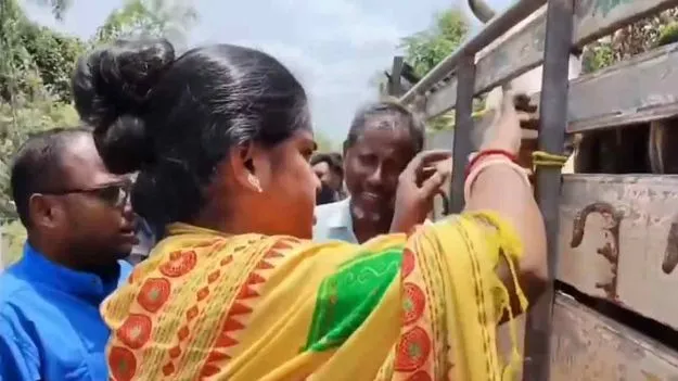గోవుల బర్త్ సర్టిఫికెట్ చూపించాల్సిందే.. వాహనాన్ని అడ్డుకున్న బెంగాల్ ఎమ్మెల్యే