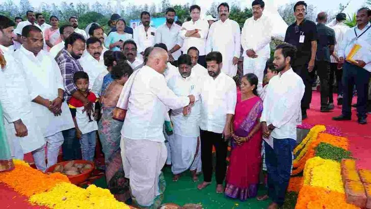  ‘అందెశ్రీ స్మృతివనం’ నిర్మాణానికి  సీఎం రేవంత్‌రెడ్డి భూమి పూజ 