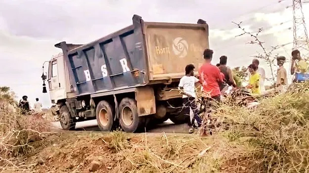 రోడ్డు ప్రమాదంలో తల్లీకూతుళ్ల  మృతి 