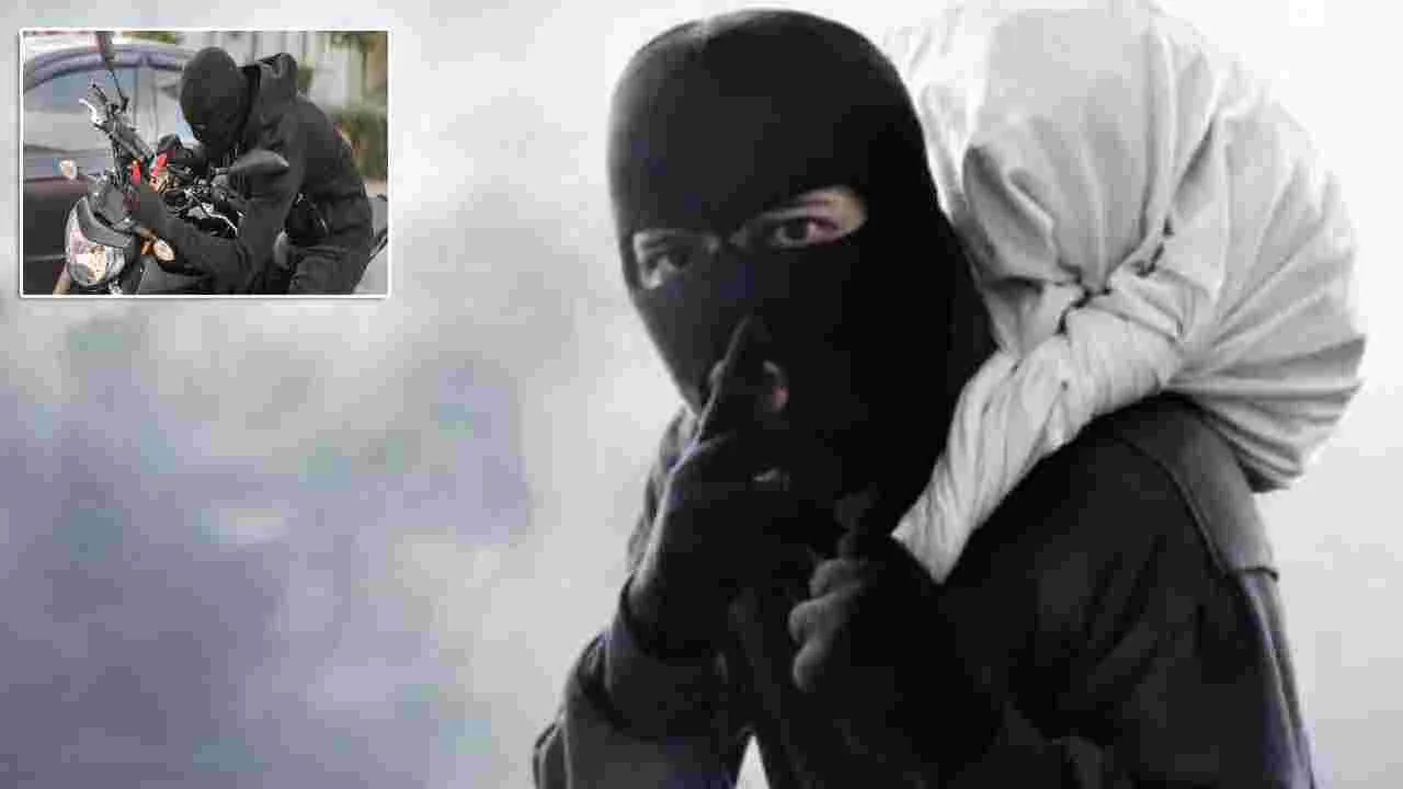 కారం పొడి కొనేలోపు రూ.2 లక్షలు మాయం