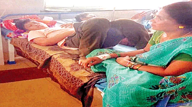 Three Patients   ఒక్కో బెడ్‌పై ముగ్గురికి చికిత్స