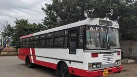 కృష్ణాజిల్లాలో యువకుడి హల్‌చల్.. ఆర్టీసీ డ్రైవర్, కండక్టర్‌పై దాడి