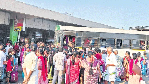 బస్సెక్కాలంటే సాహసం చేయాల్సిందే!