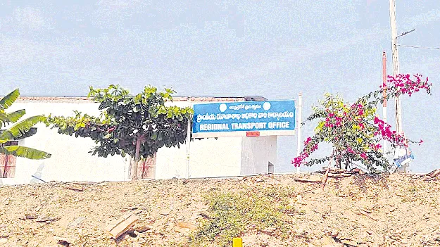 లైసెన్స్‌లున్నా.. కార్డులు లేవు!