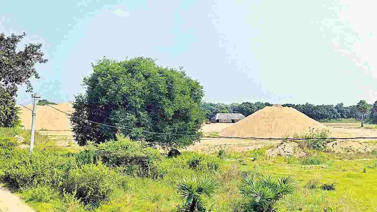 Sand: ఇసుక అక్రమ రవాణా