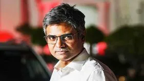 పార్టీ మారిన ఎంపీపై రెండు ఎఫ్ఐఆర్‌లు... అరెస్టుకు అవకాశంతో అజ్ఞాతంలోకి
