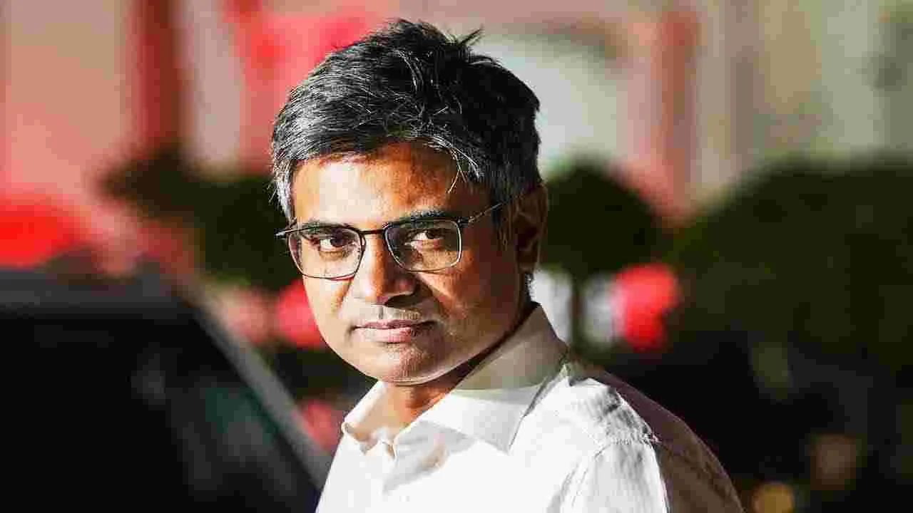 పార్టీ మారిన ఎంపీపై రెండు ఎఫ్ఐఆర్‌లు... అరెస్టుకు అవకాశంతో అజ్ఞాతంలోకి