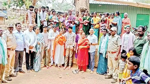 గిరిజన మహిళలకు చీరల పంపిణీ 