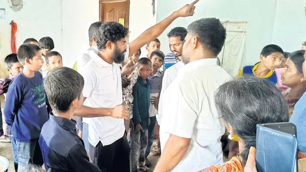 బియ్యం బాగాలేవు, ధర్నా చేద్దాం