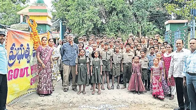 School: తెరుచుకున్న బడులు