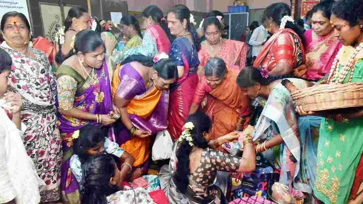 శ్రావణ శుక్రవారం.. భక్తులతో కిటకిటలాడిన ఆలయాలు