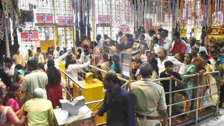 శ్రావణ శుక్రవారం.. భక్తులతో కిటకిటలాడిన ఆలయాలు